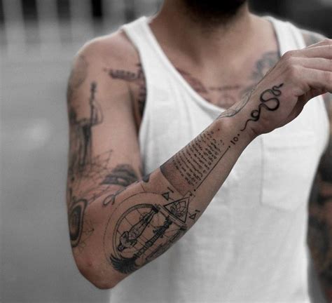 tatuaggio uomo braccio|Tatuaggi braccio: 25 foto per trovare il tuo prossimo。